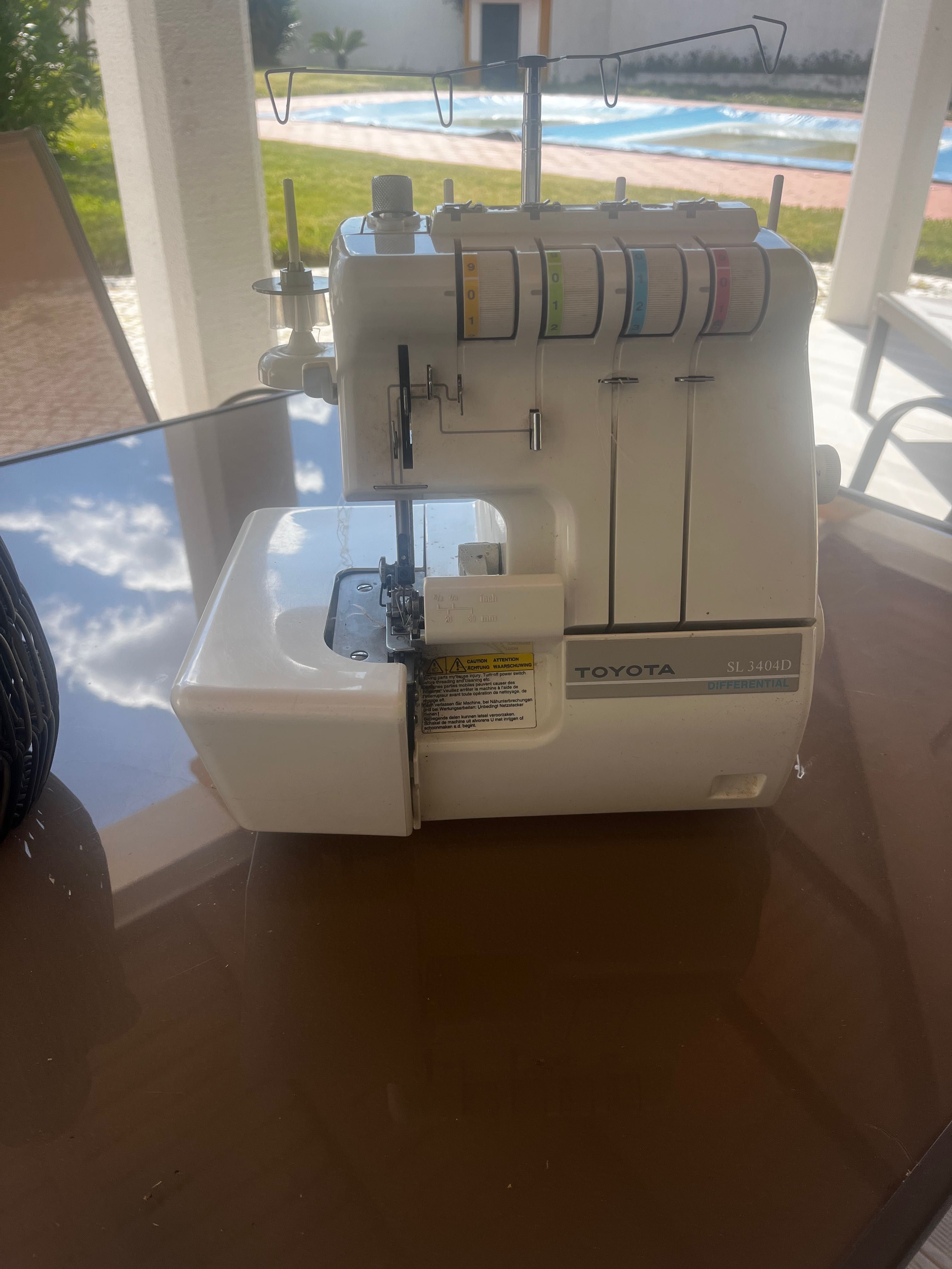 Maquina de Costura corta e cose 4 fios toyota