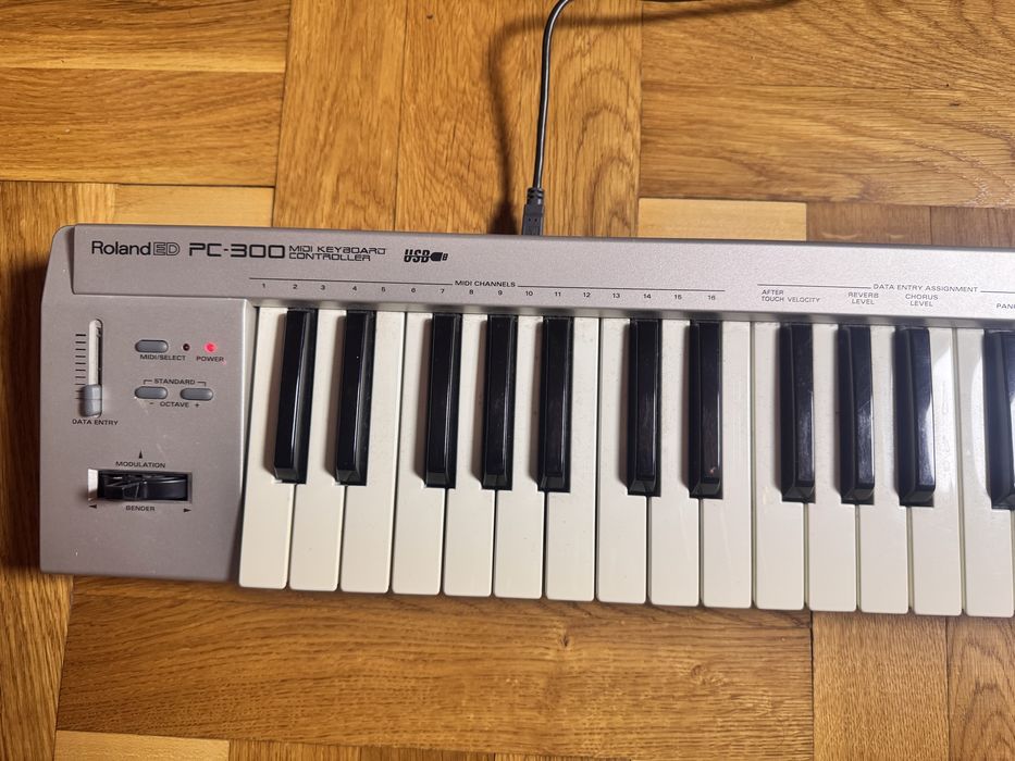 Roland PC-300 — MIDI-клавіатура (49 клавіш)