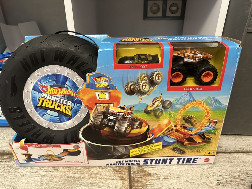 Hot wheels каскадерская арена монстр трек