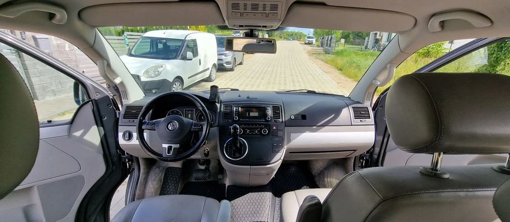 Продаю Volkswagen Multivan 2012 року.