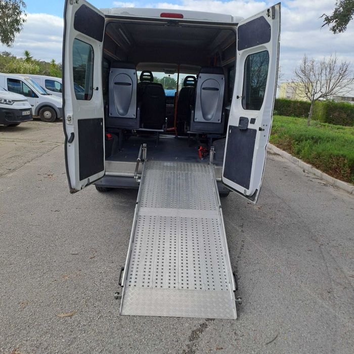 Fiat Ducato com plataforma para cadeira de rodas em bom estado