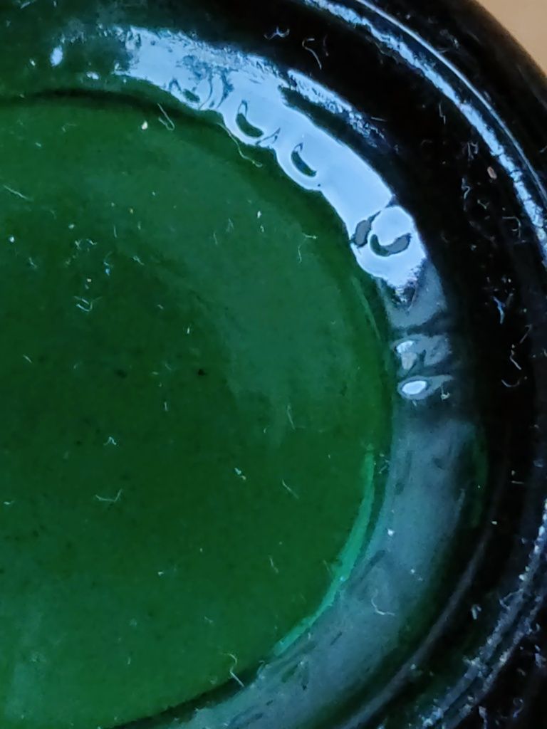 Garrafas de vidro verde antigas.