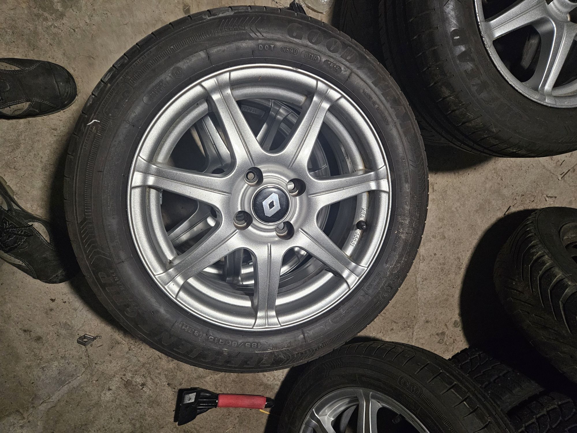 Alufelgi 4x100 renault ,clio  185 60 r15  lato  good year,