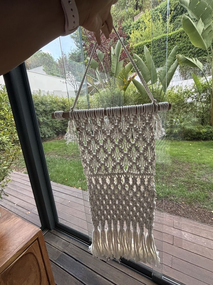Peça decorativa artesanal para a parede madeira e cordao