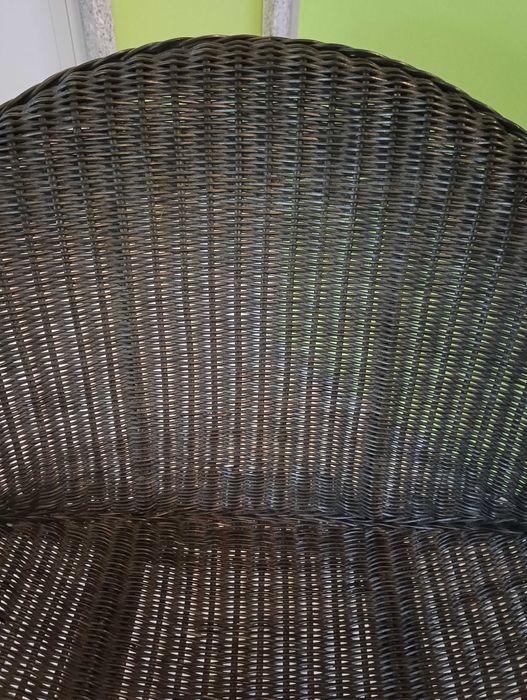 Vendo cadeirão preto em vime para quarto