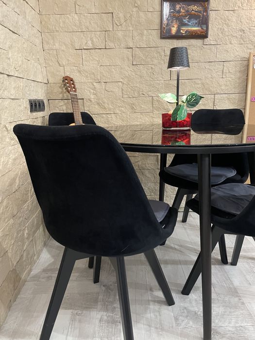 Stół okrągły + 4 krzesła welurowe czarne • Zadbany komplet