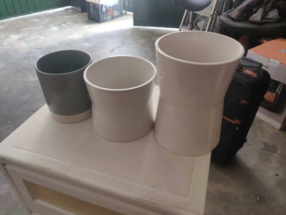 Vasos de flores em porcelana