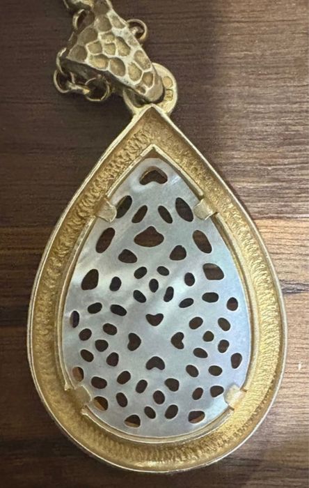 Medalha em prata dourada e madrepérola