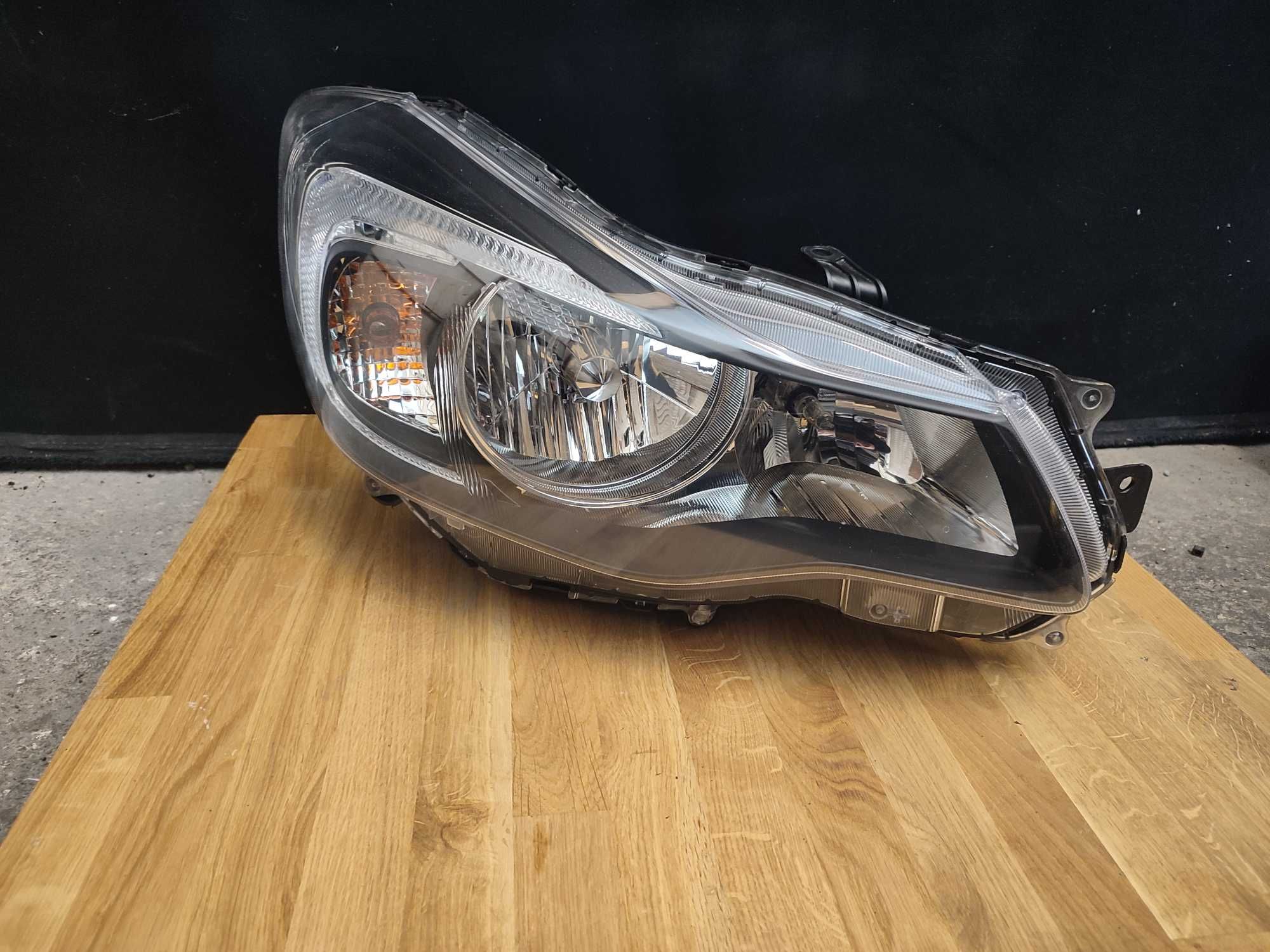 Lampa subaru impreza XV 15  prawa 2011-