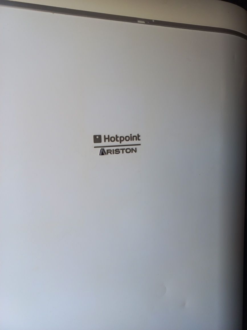 Холодильник Ariston.