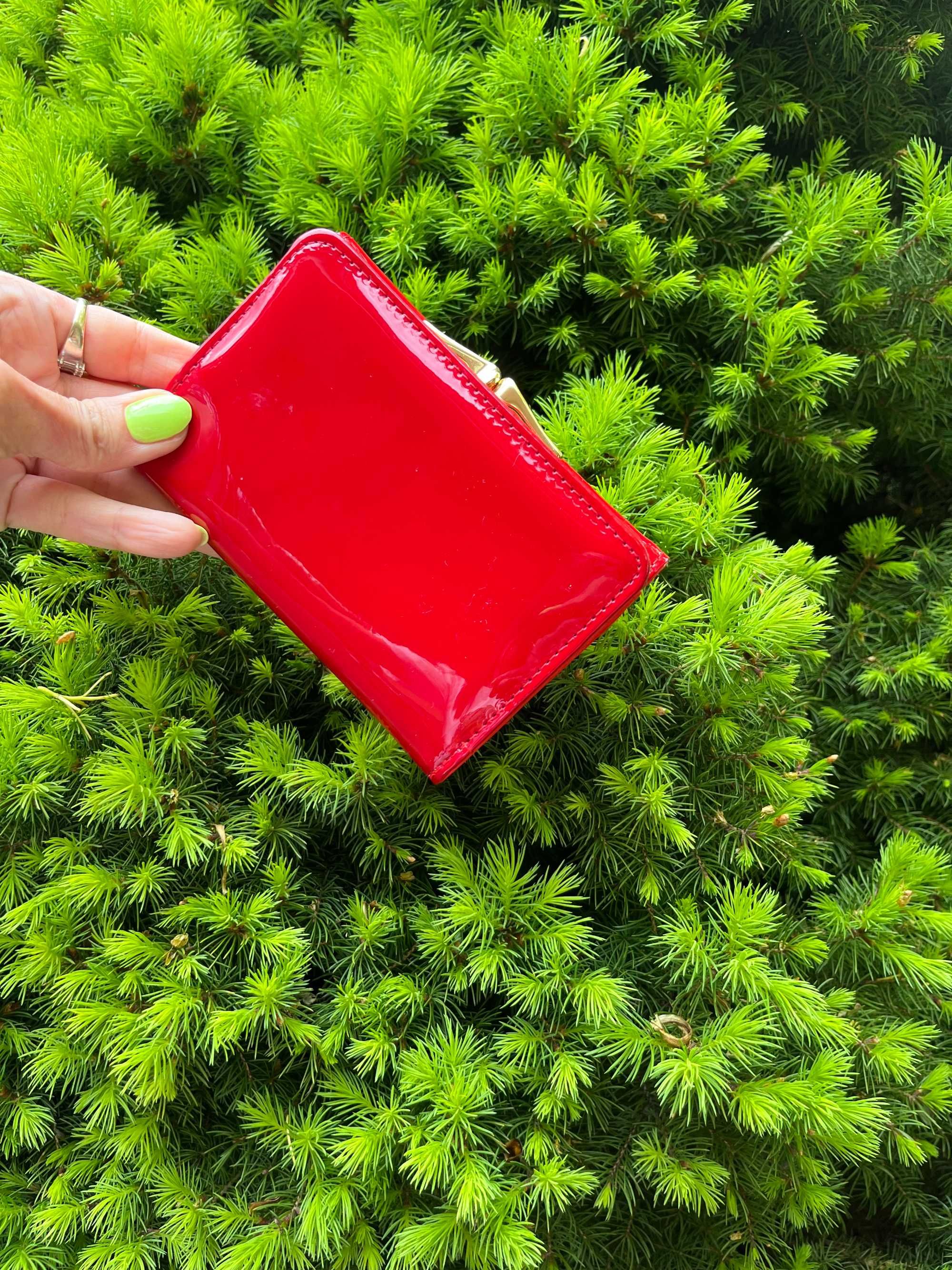 GUESS czerwony lakierowany damski portfel