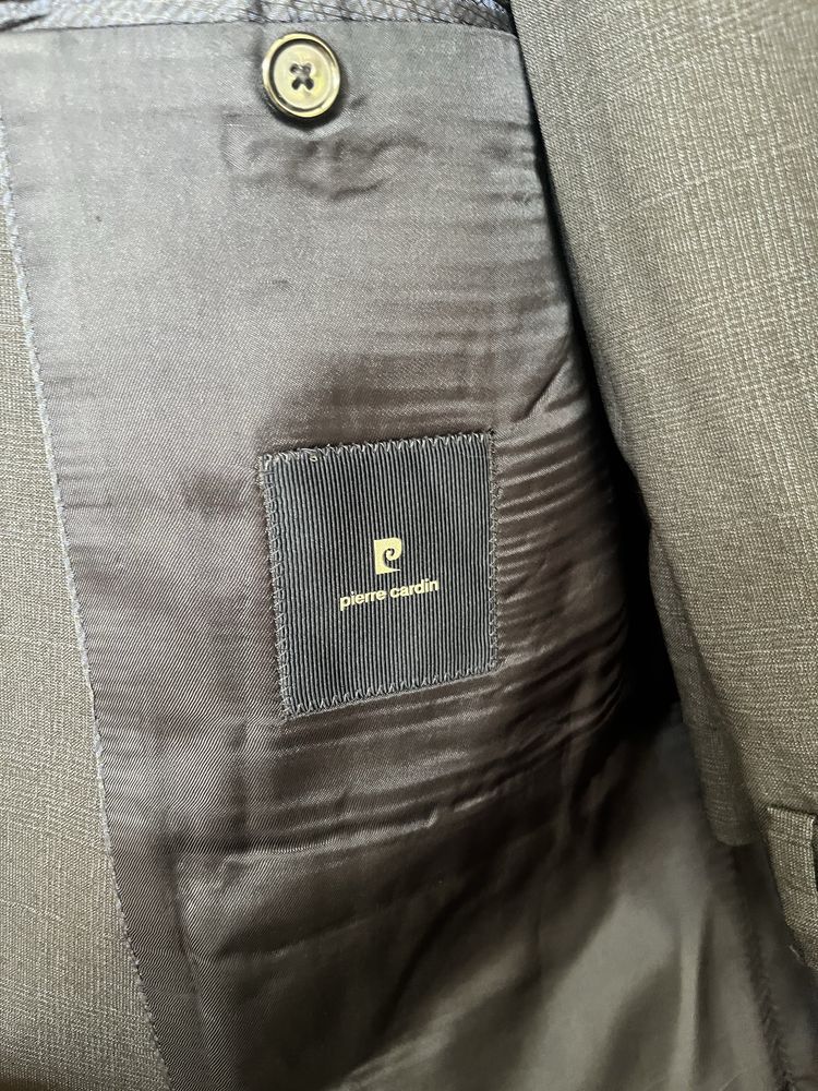 Ciemny garnitur Pierre Cardin