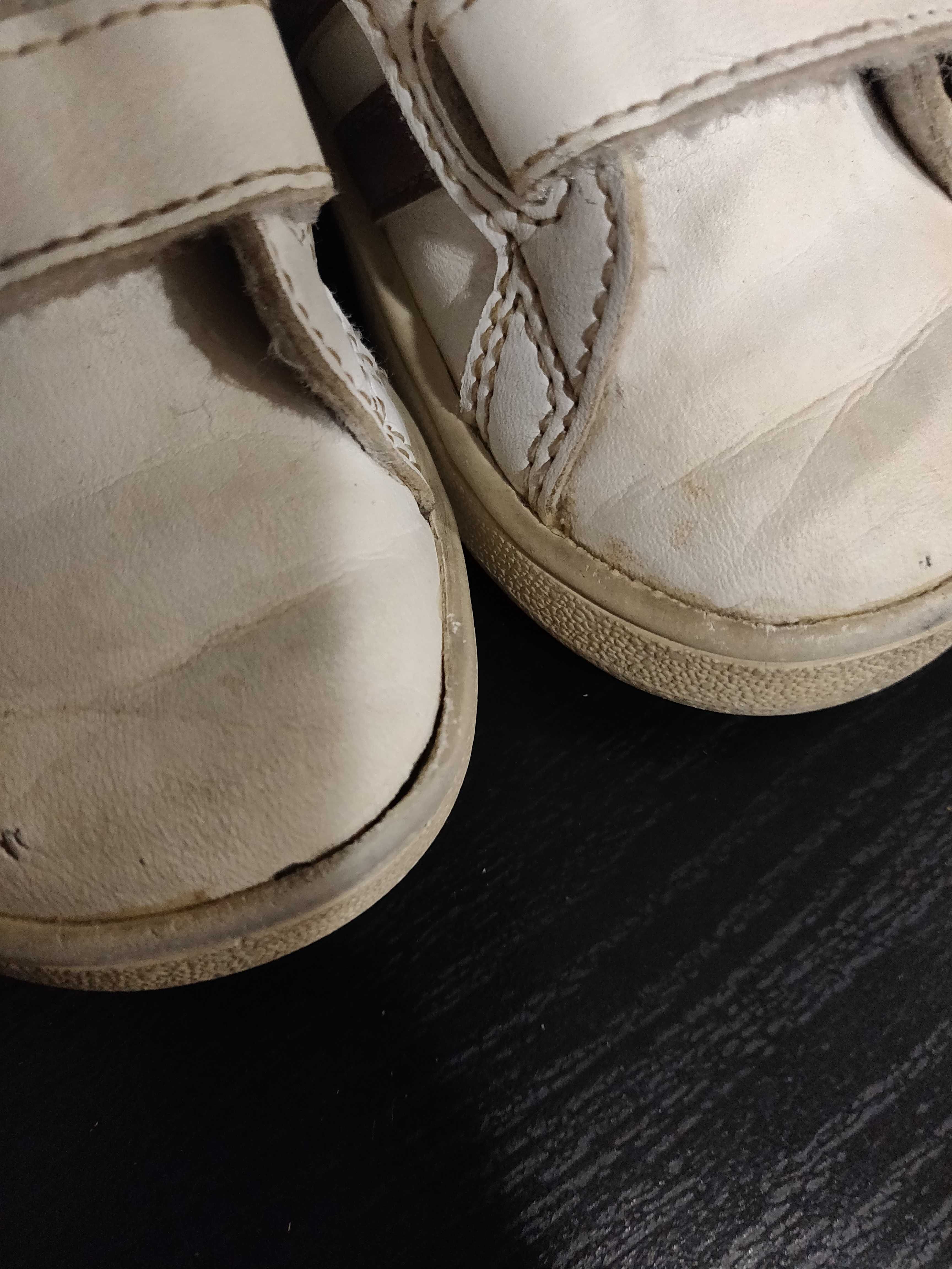 Sapatilhas Adidas, tamanho 22 - muito gastas!