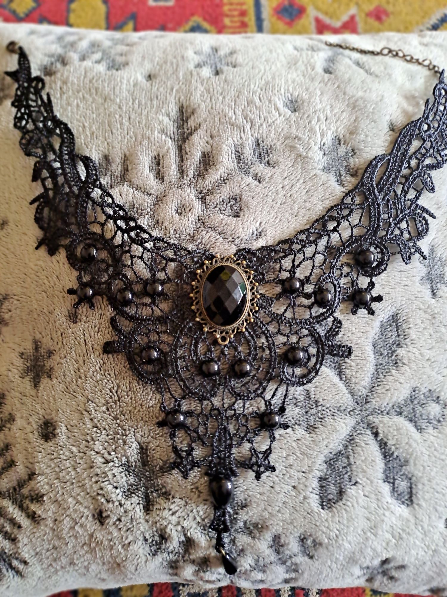 Spektakularny czarny choker