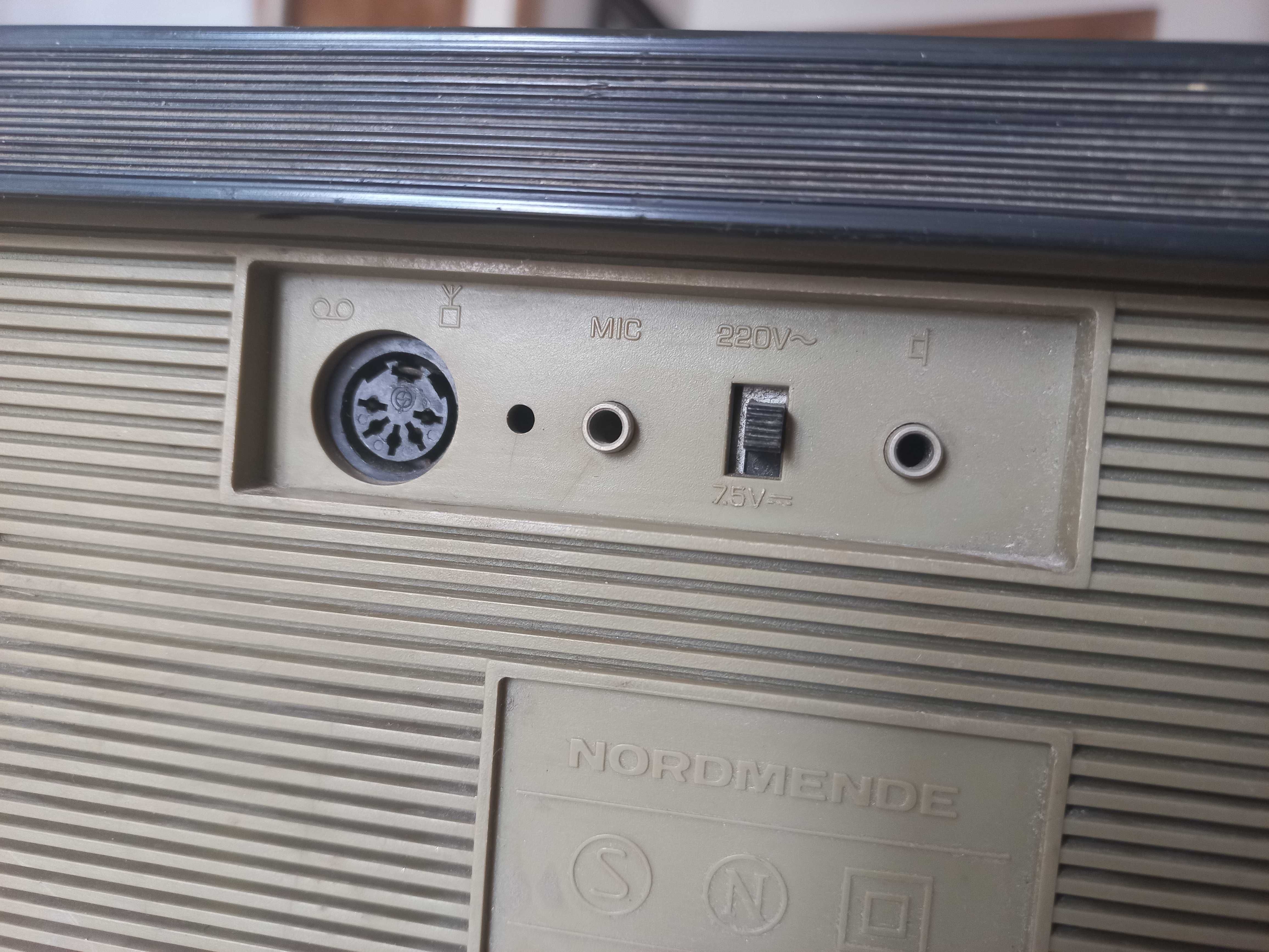 Niemiecki radiomagnrtofon vintage "Nordmende".