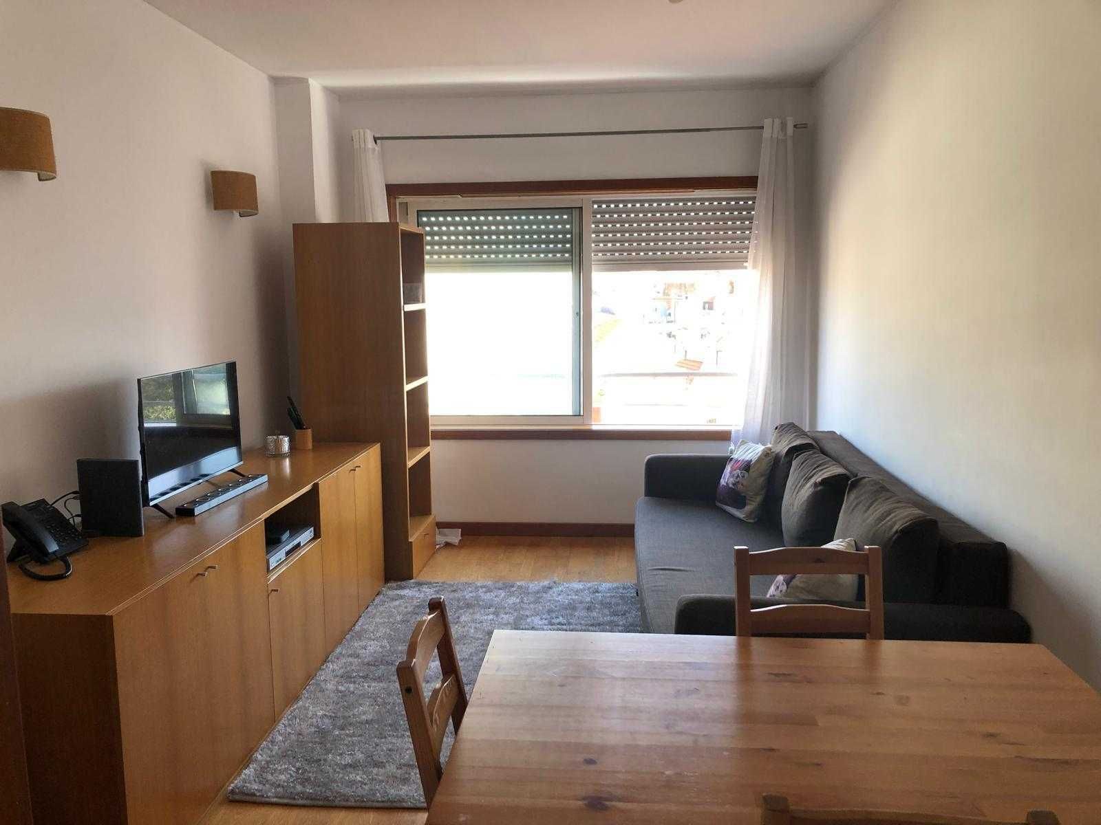 Arrenda-se Apartamento T1 já mobilado na Rua duque de Loulé 246, Porto