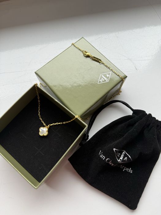 van cleef & arpels łancuszek z kwiatkiem