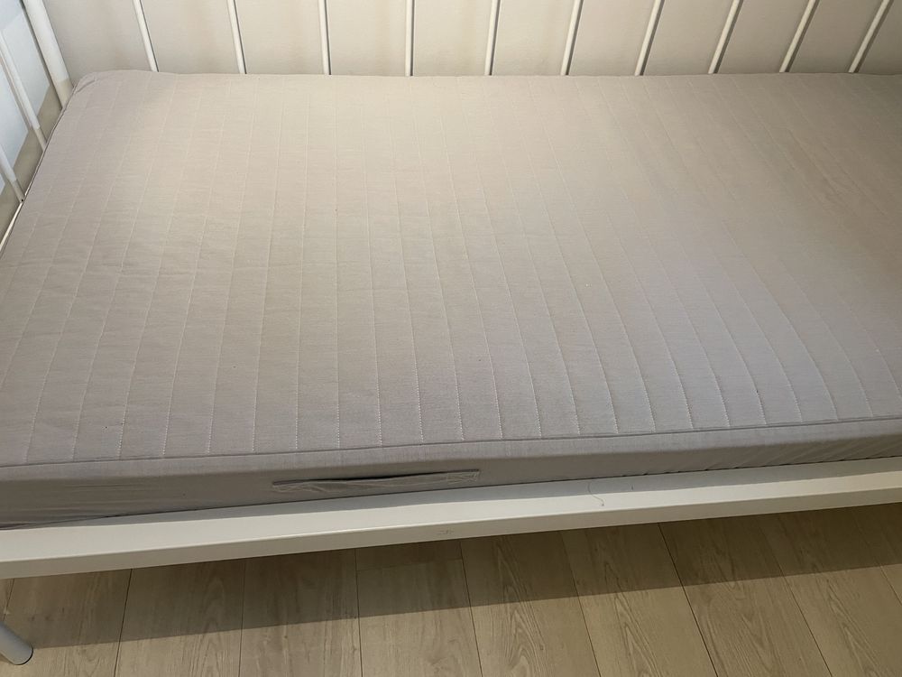 Łóżko jednoosobowe metalowe białe