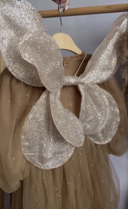 Сукня, крила, віночок та паличка