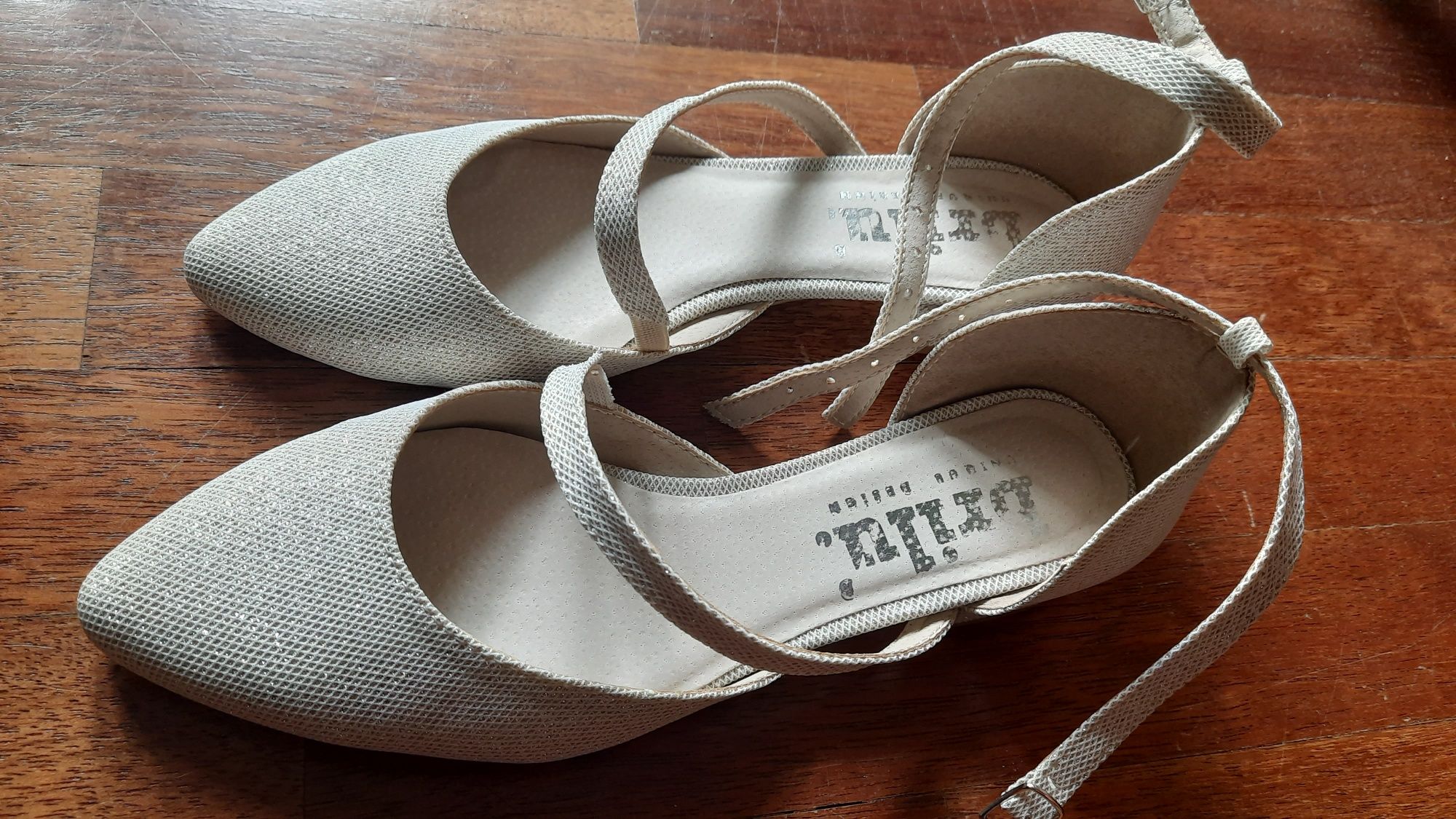 Błyszczące buty na niskim obcasie