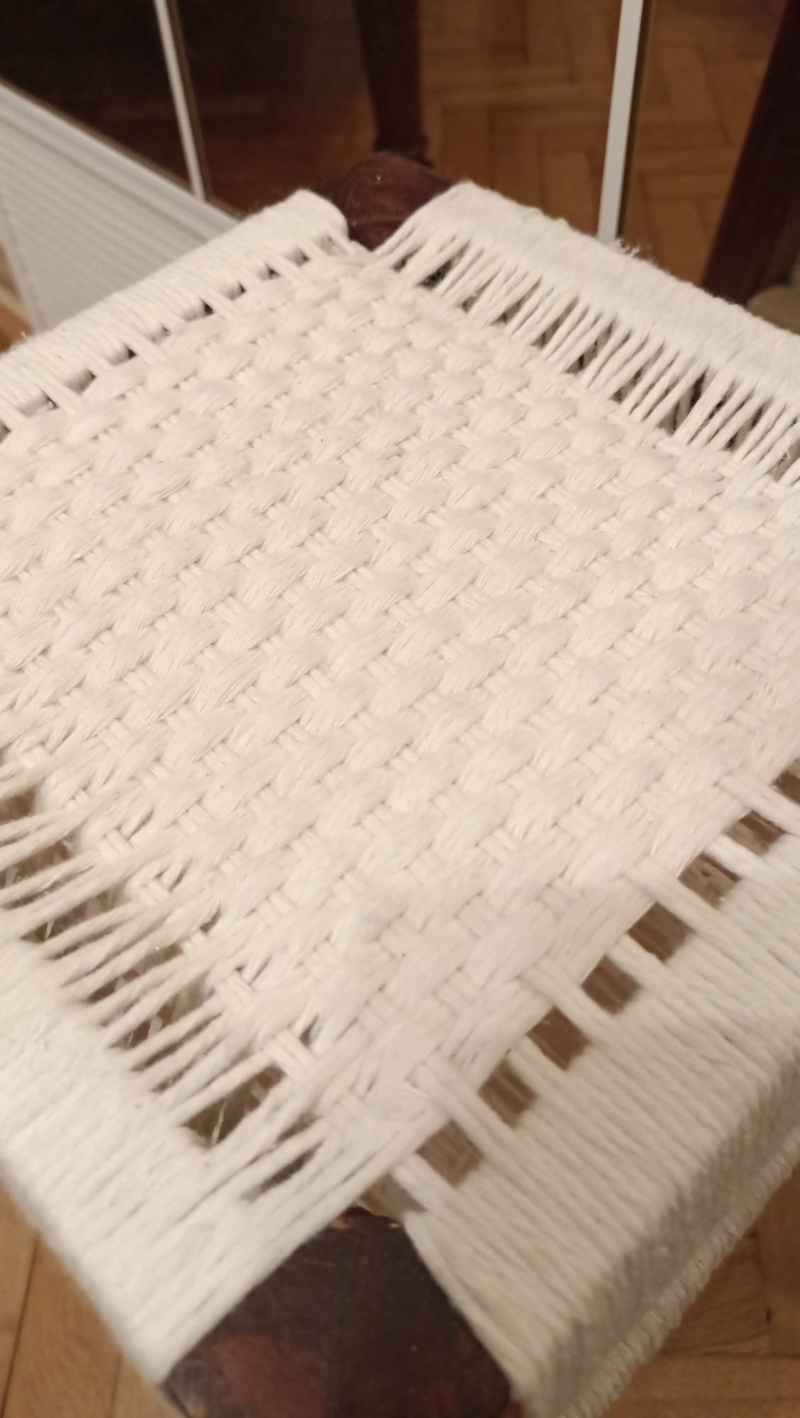 Krzesło z PRL. Mały stoliczek w stylu Boho.