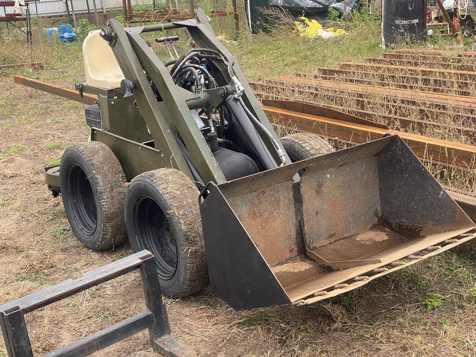 Міні погрузчик навантажувач трактор