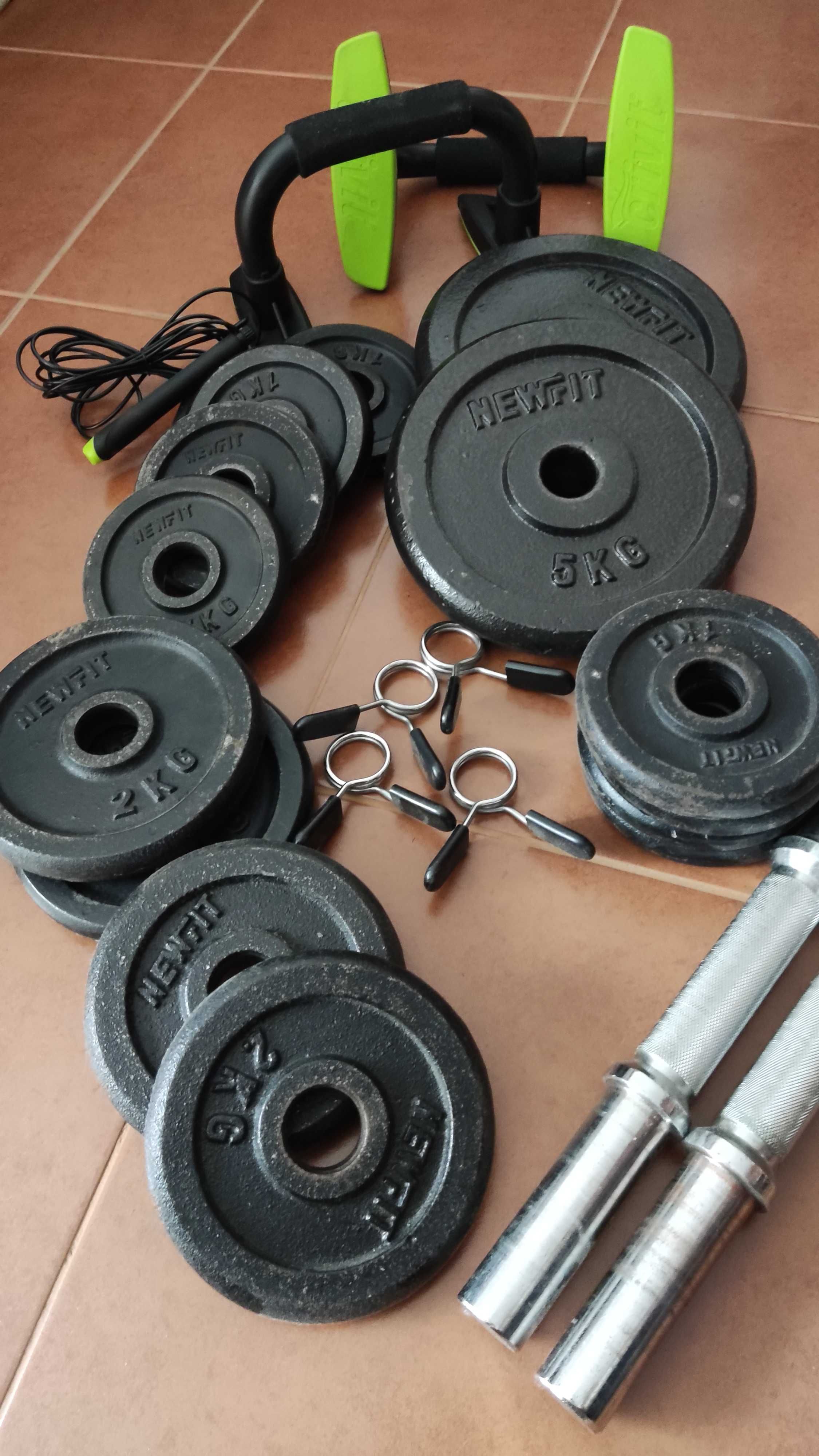 Conjunto de pesos de discos mais barra de dumbbell.