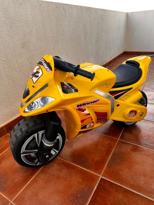 Moto de criança em bom estado.