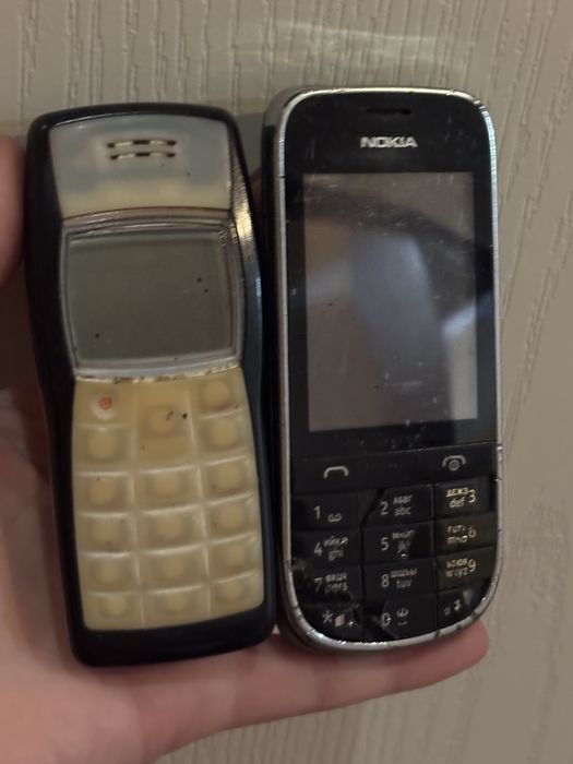 Nokia 3310.   Nokia 2690