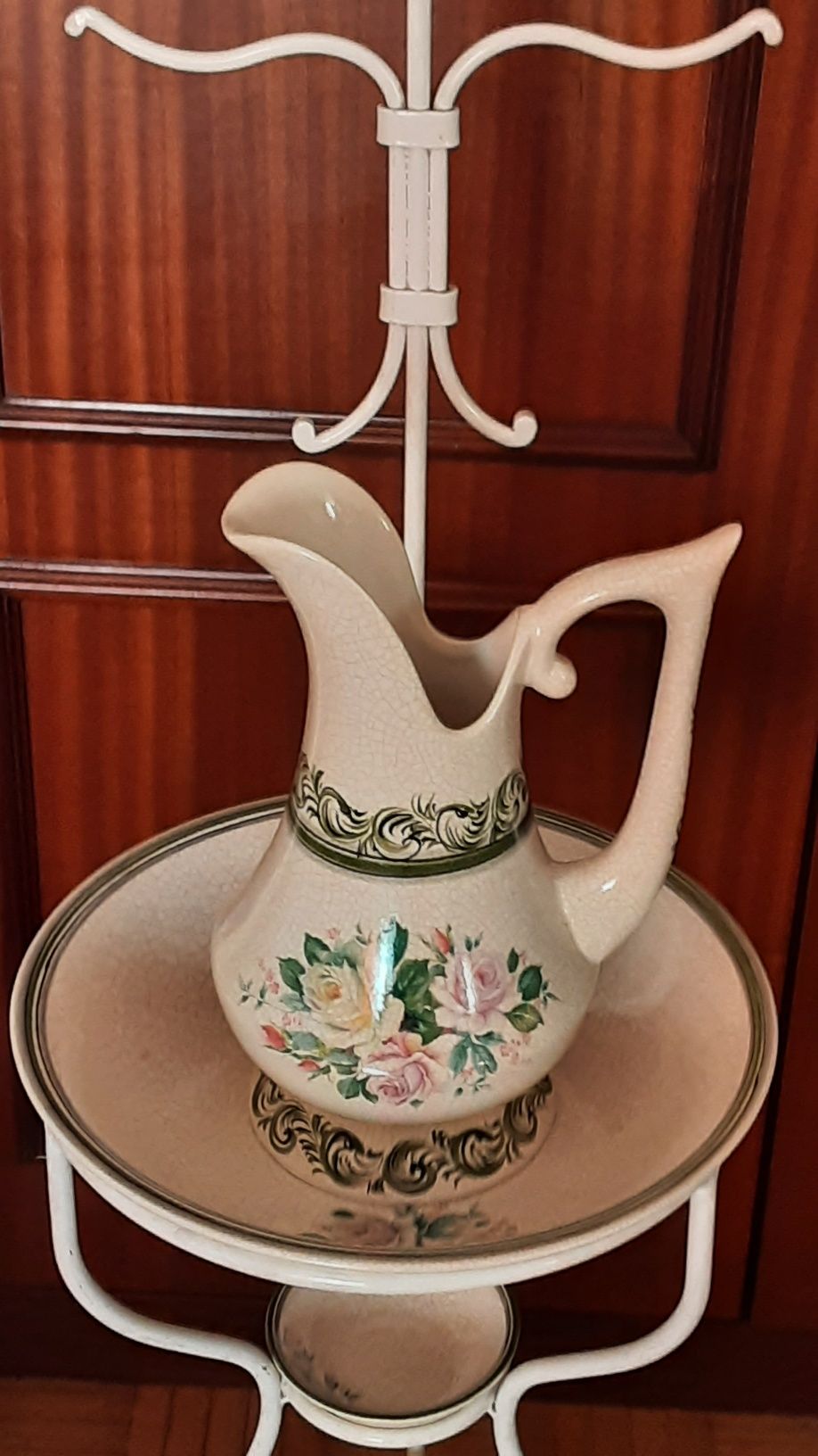 Lavatório vintage com louça de Alcobaça