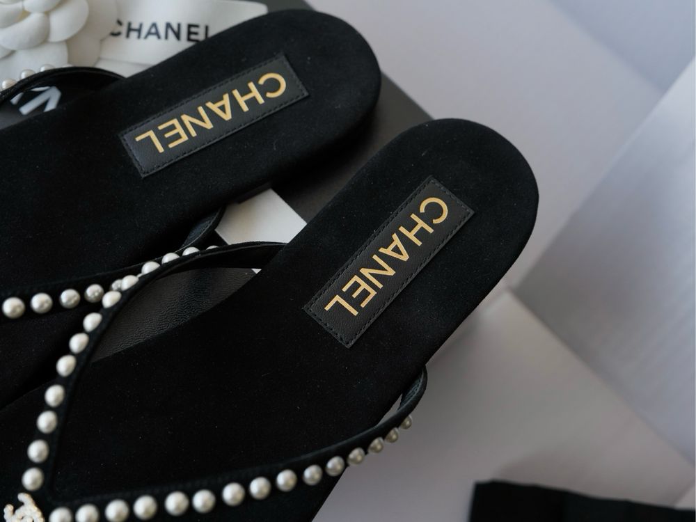Шльопанці Chanel