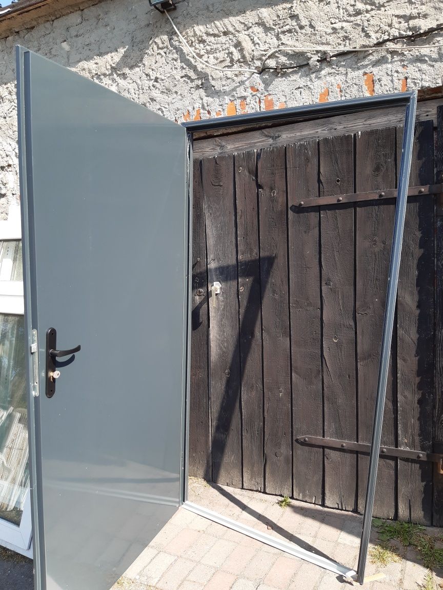 Drzwi zewn. sz110x205w prawe i lewe