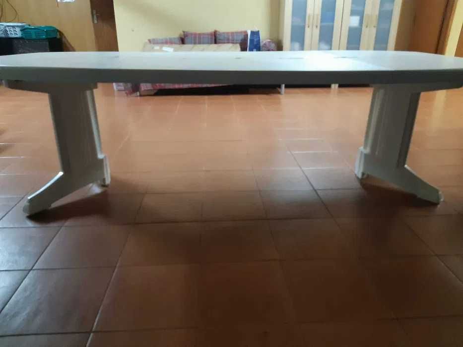 Mesa acrílica branca extensível com cadeiras