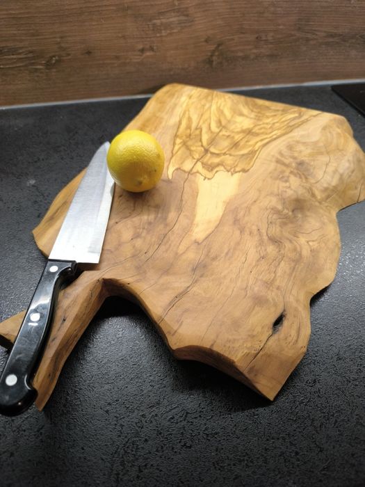 Drewniana deska do serwowania / deska kuchenna z dzikiego drewna oliwn