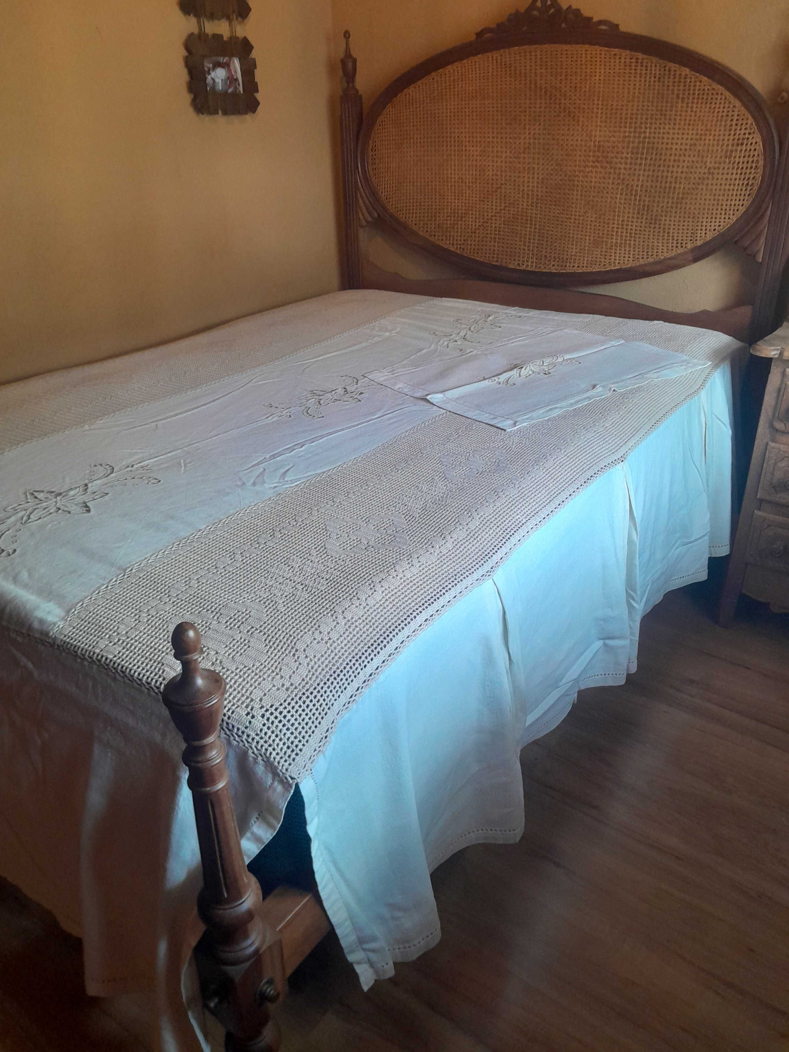 Colcha de renda e linho  artesanal