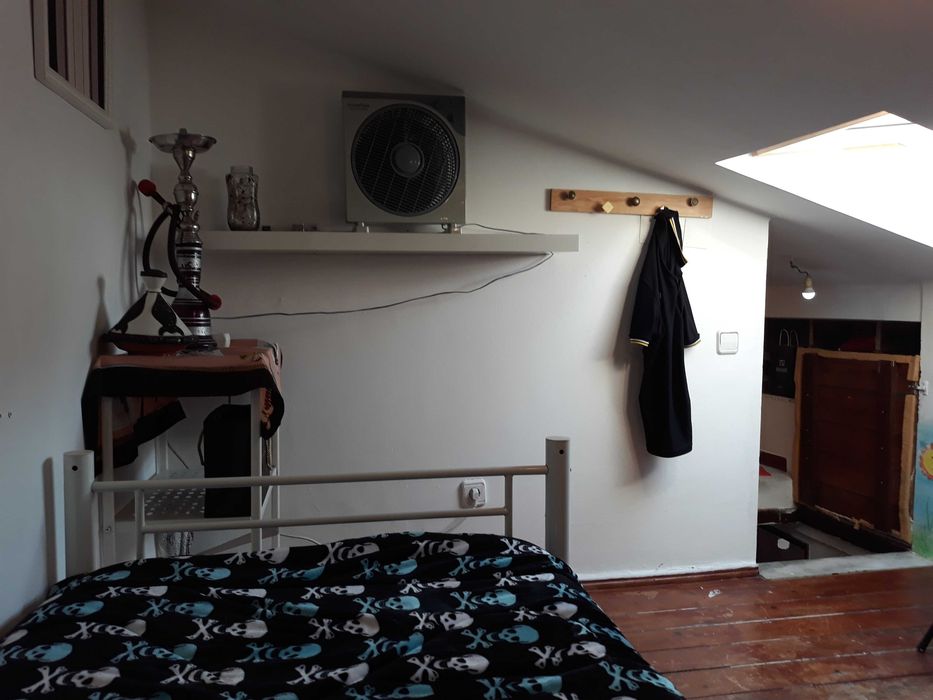 Quarto c/ WC PRIVADO num SOTÃO TETO BAIXO. Centro Lisboa