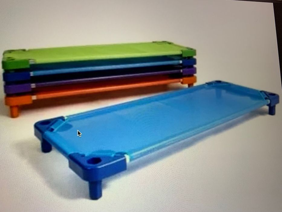 Штабельне дитяче ліжко для сну по системі Монтессорі.