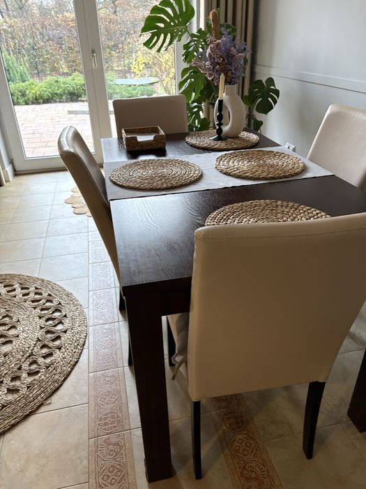 Stół i 4 krzesła tapicerowane