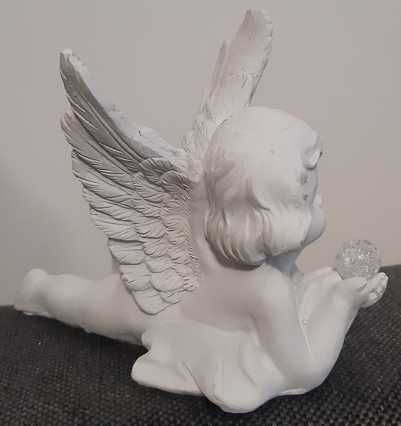 Anioł biały, aniołek leżący z kulą LED na baterie