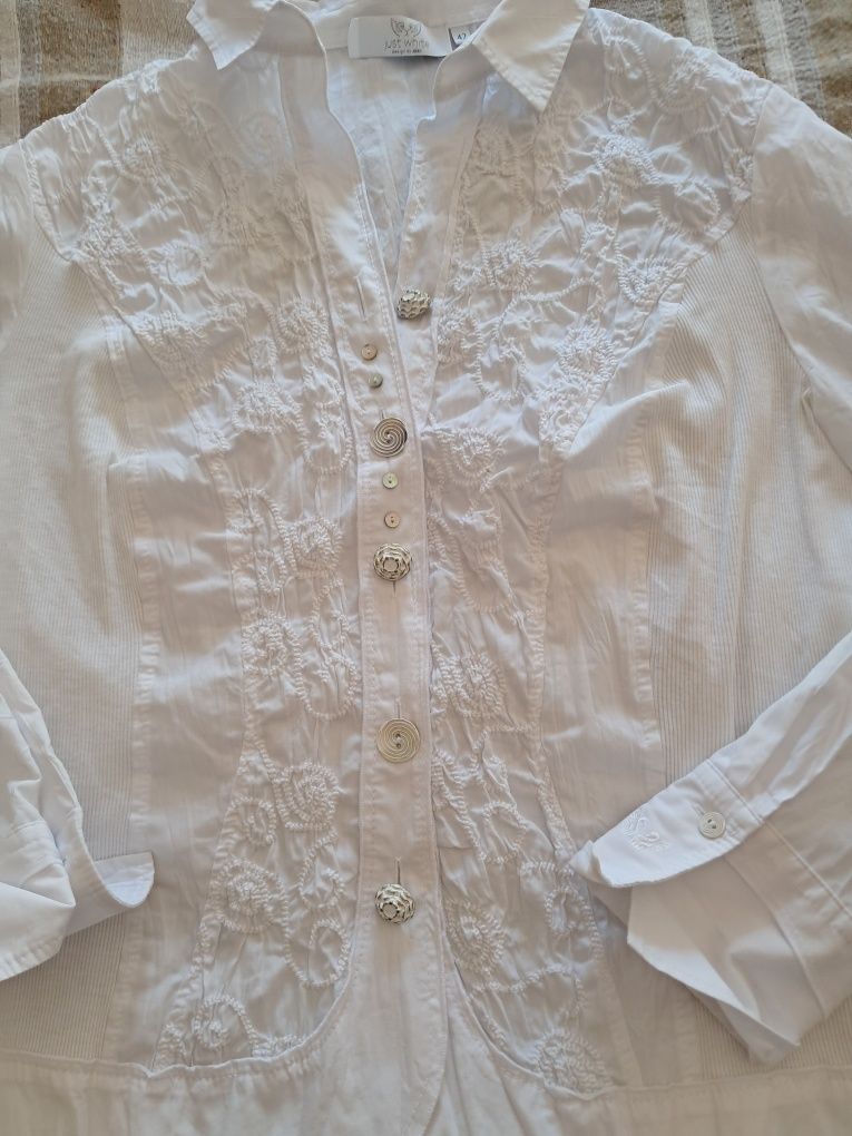 Camisa just  whire.