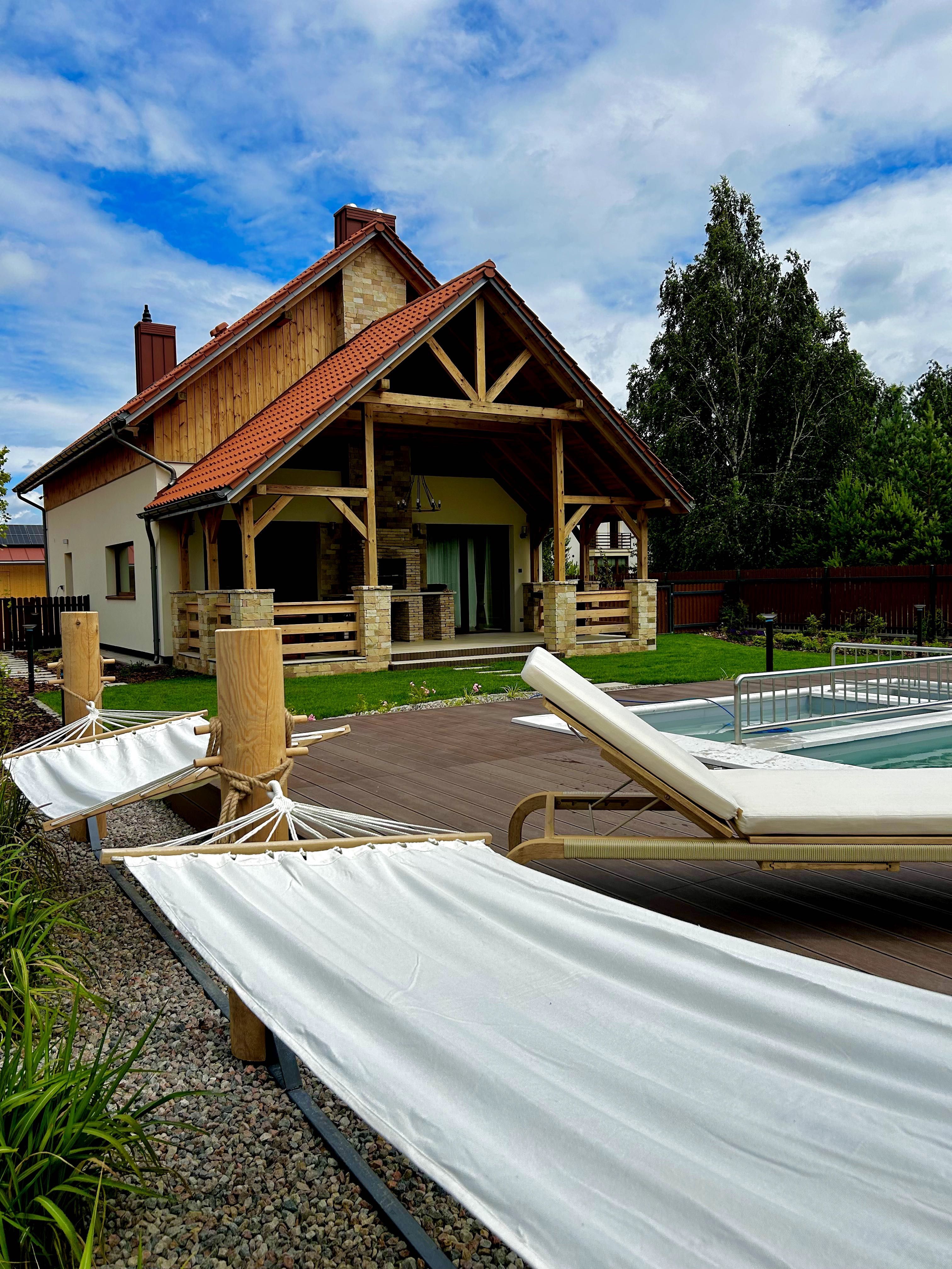 Villa Spełnienie Mazur z basenem i linią brzegową