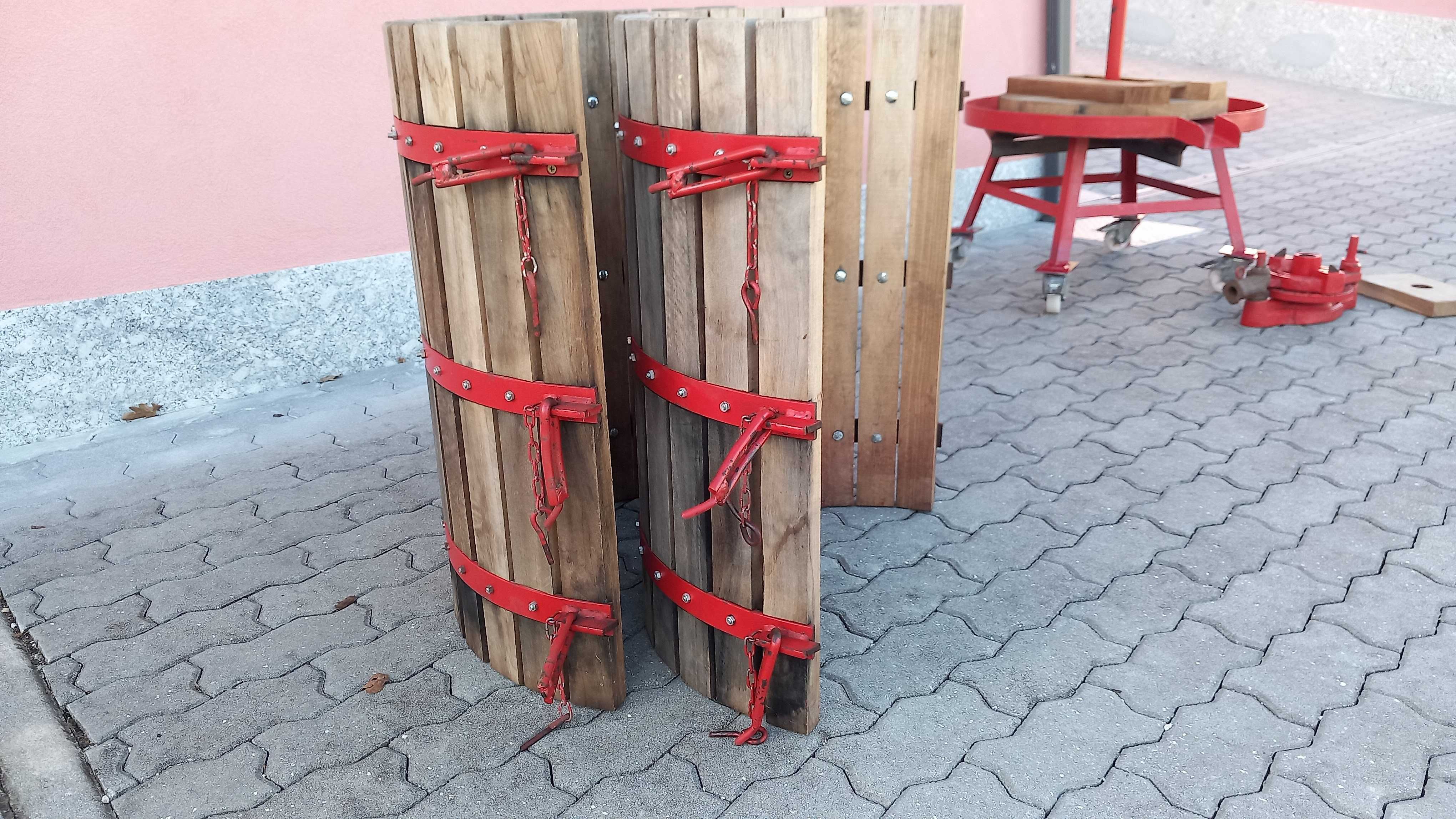 Prensa para uvas/vinho com rodas (usada apenas 1 vez)