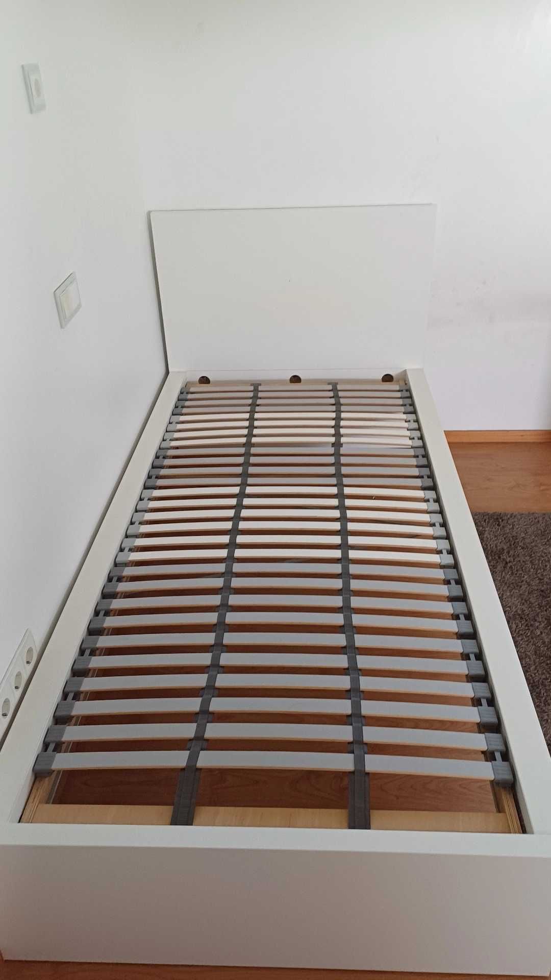 Cama com estrado do IKEA Malm 90x200