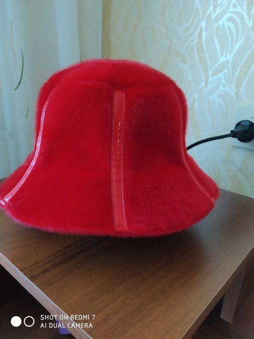 Шляпка женская из ворсованной ткани.