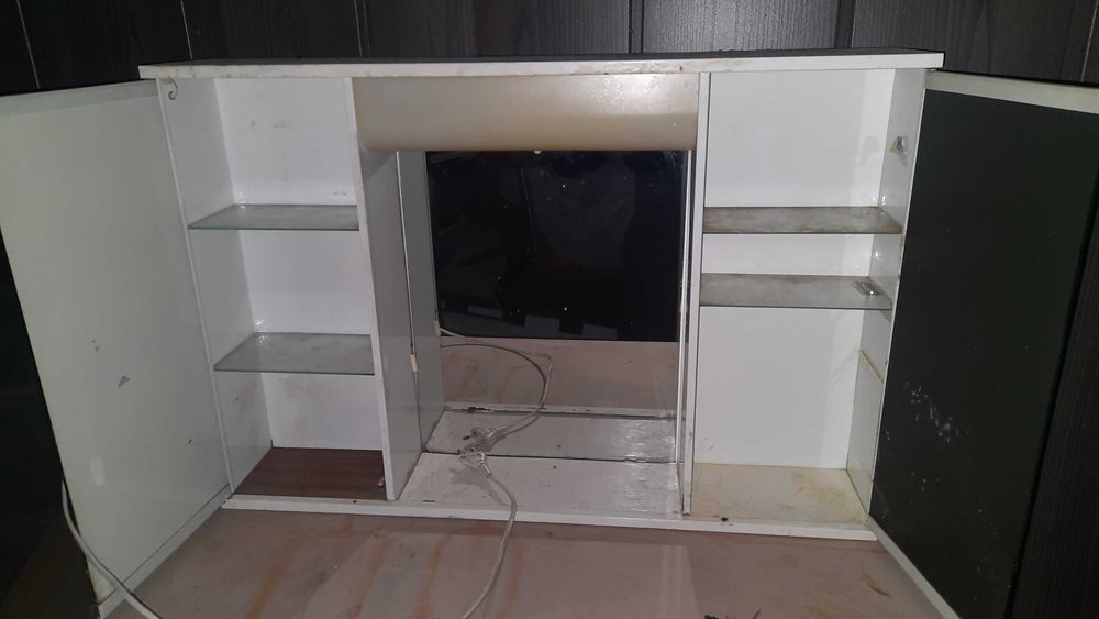 Szafka z lustrem nad umywalkę