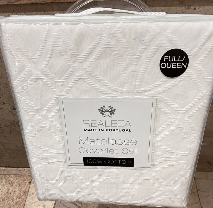 Colcha de exportação com duas almofadas iguais.