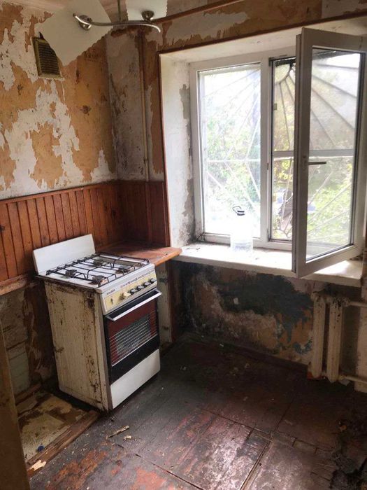 продам 2 комнатную  кв. в блочно-кирпичном доме на ул.  Ак. Филатова