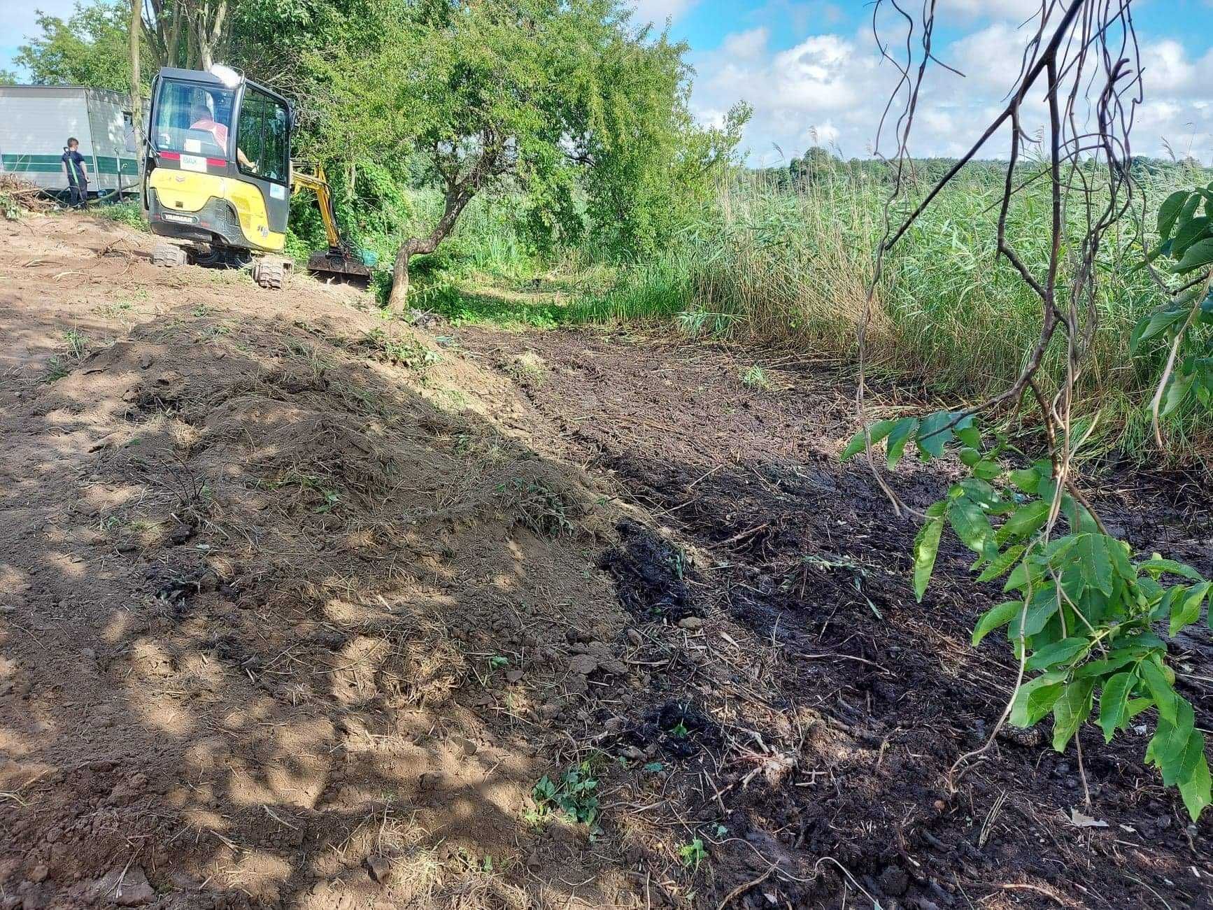 Usługi Mini koparką, melioracja, skarpowanie stawów, rowów, plaży