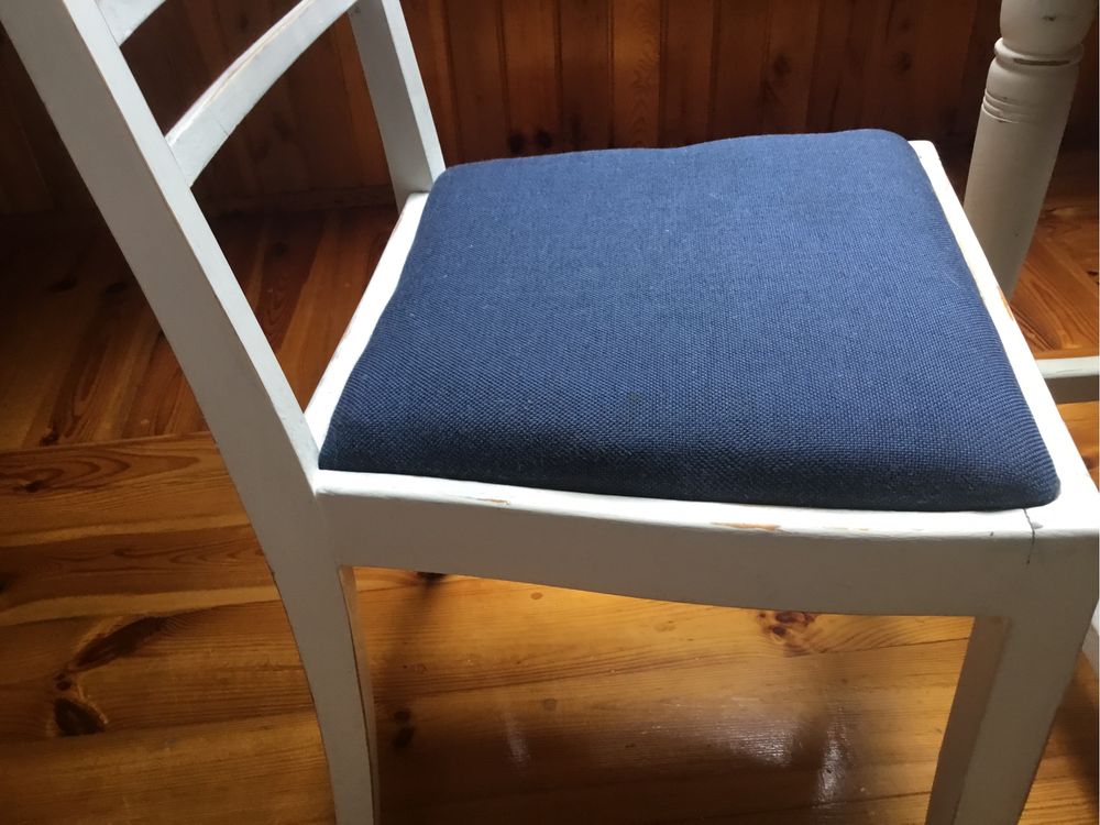Stół z krzeslami i taboretem