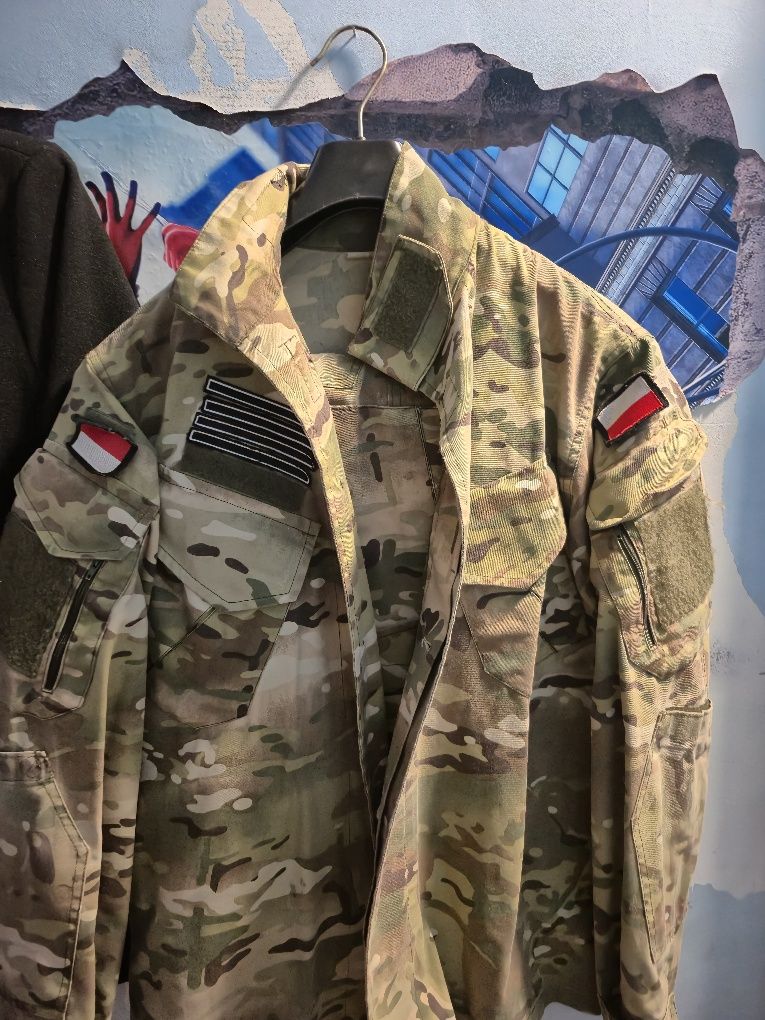 Mundur wojskowy se spodniami i butami moro
